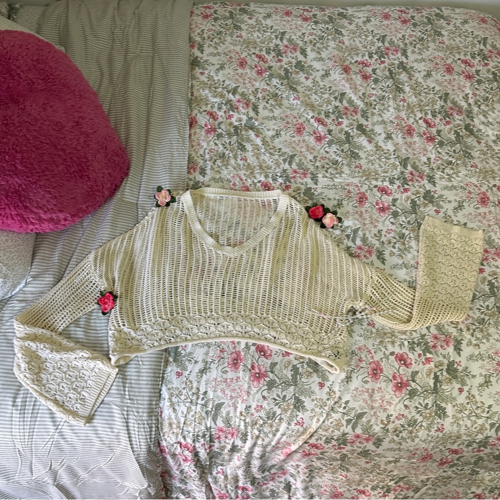 Cider V-Neck Solid Hollow Out Knitted Crop Long Sleeve Top | Size M